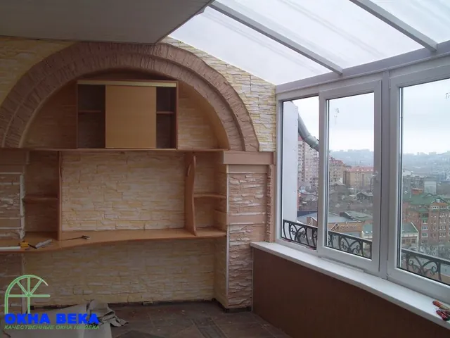 Балкон с арочной отделкой