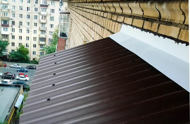 Кровля балкона из профилированного листа с примыканием к стене