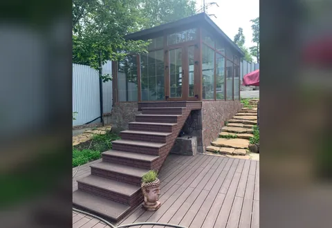 Веранда с лестницей