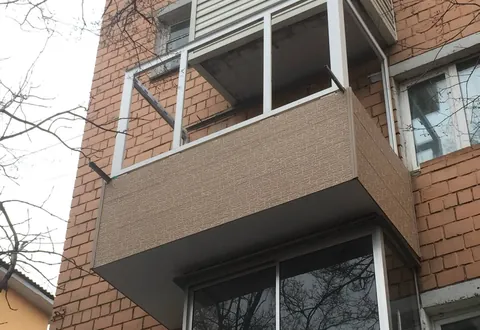 Балкон над магазином