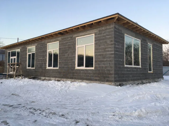 Дом из блоков с установленными окнами