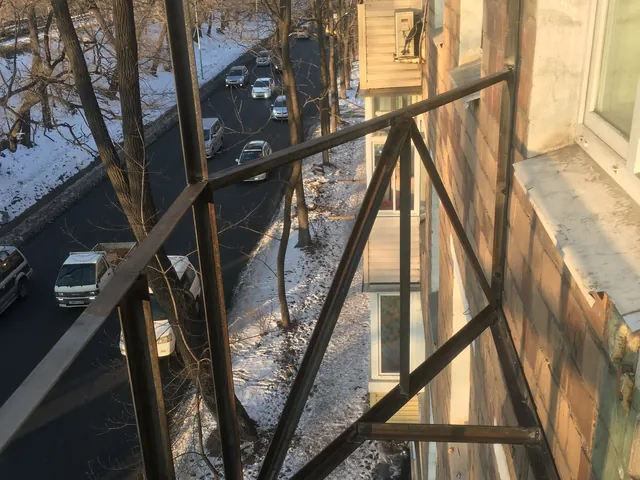 Каркас выноса перед остеклением