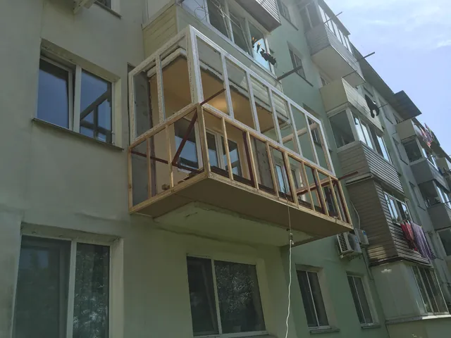 Расширенный балкон с остеклением