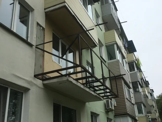 Каркас выноса, готов к остеклению